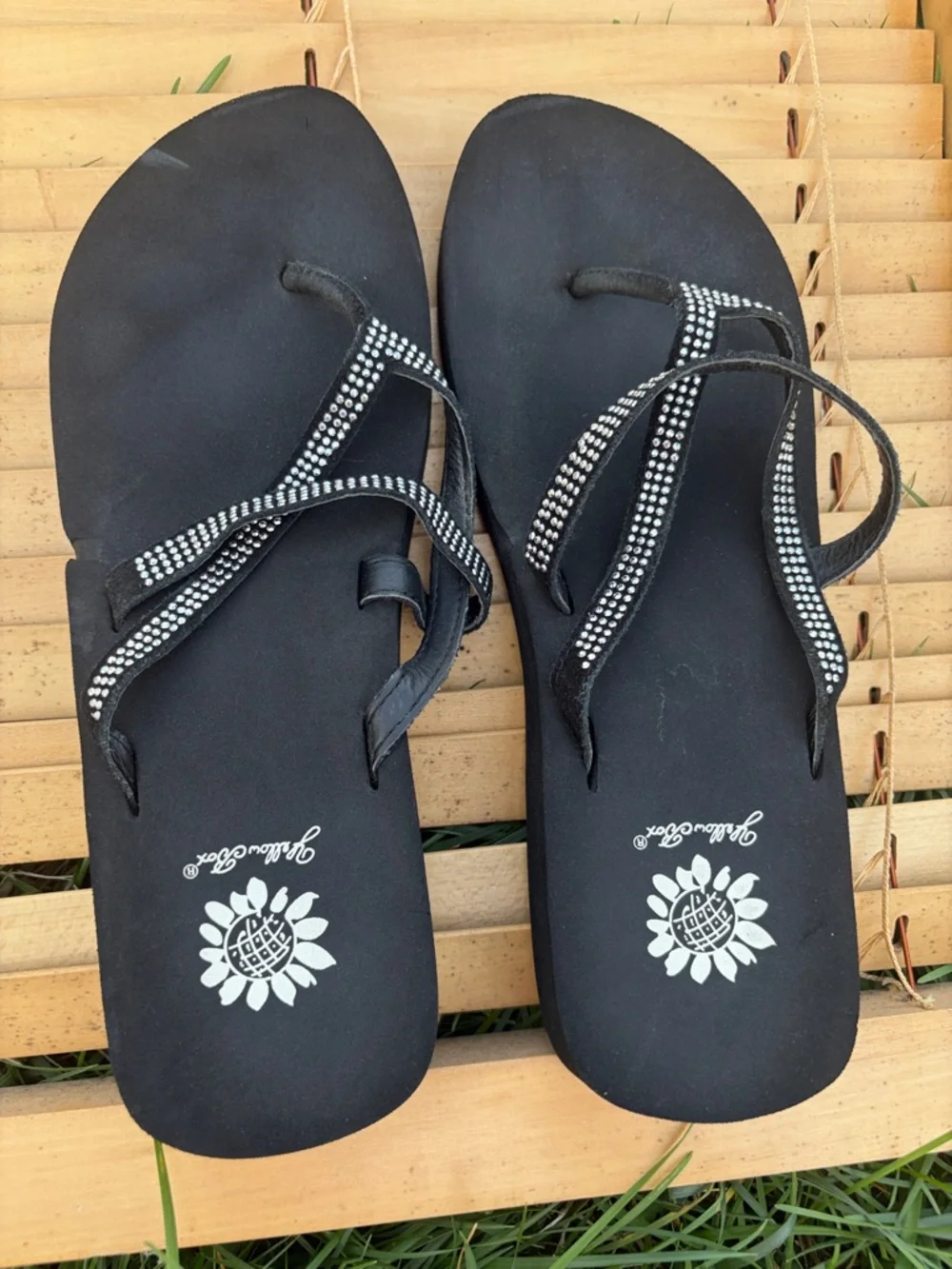 Women Used Shoes Black Rhinestone Strap Flip Flop Sandals - Picture 1 of 7